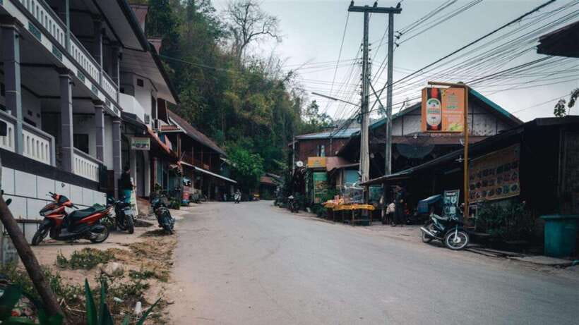 Luang Prabang: 2D Transfer to Huay Xai by Slow Boat - From the slow boat pier to immigration: the Huay Xai sequence that can make or break timing