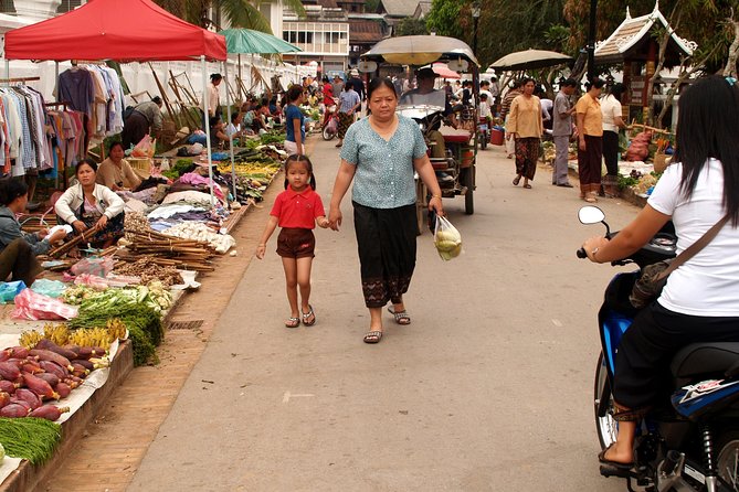 Luang Prabang Early Morning Alms Giving and Wet Market - Tak Bat at 5:30 am: what makes this dawn ritual worth the early wake-up