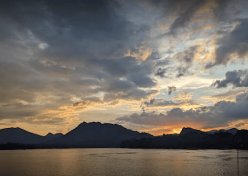 Luang Prabang: Mekong Sunset Cruise & Lao Tasting Dinner - Your Welcome Drink and Light Snacks, and What to Expect Taste-Wise