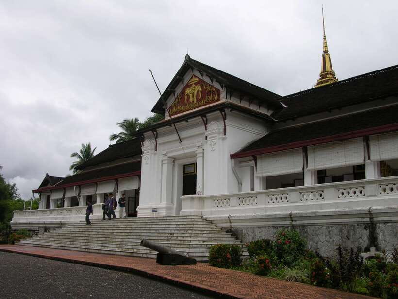 Luang Prabang: Private Must-See Sights and Mount Phousi Tour - Mount Phousi climb: getting your sunset without guessing