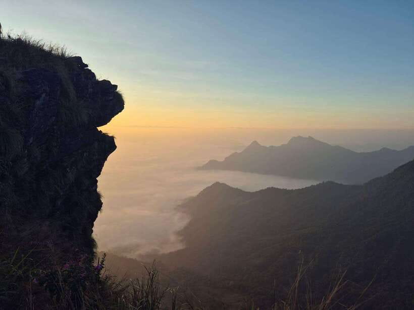 Transfer : wonder full Sunrise and landscape at Phu Chifa - Phu Chi Fa Sunrise: sea of mist views and a short climb that pays off