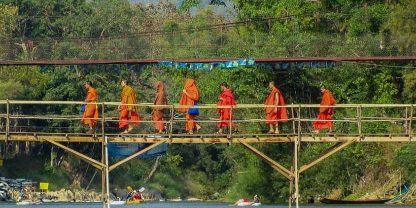 Vang Vieng: Blue Lagoon and Countryside Bike Tour with Lunch - Lunch by the water: where comfort meets value