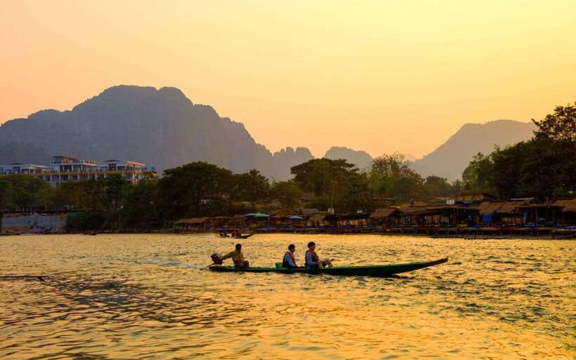 Vang Vieng: Kayaking&Water Cave&Tham Chang&Blue Lagoon 1 - Kayaking the Nam Song River: quick briefing, then glide time