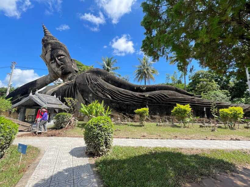 Vientiane: Half-Day City Tour with Patuxai and Buddha Park - Extra temple moments: Wat Si Saket and other add-ons sometimes appear