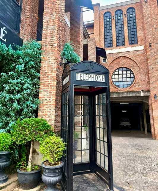 Vientiane IG tour & Patuxay monument - The Art House Café: finish with artwork backdrops