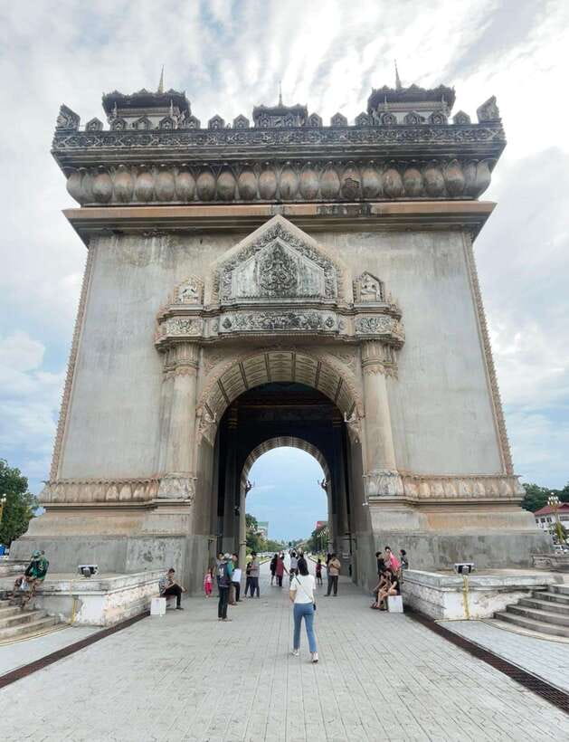 Vientiane IG tour & Patuxay monument - The Mystery Café stop: start with décor and good angles