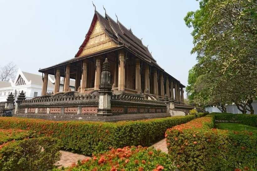 Vientiane : Private Custom Tour with a Local Guide - The downtown “wow” stops: Patuxai and the big monuments you can actually understand