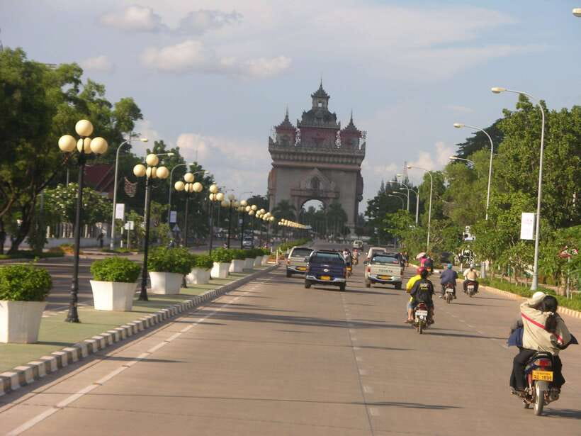 Vientiane: Private Full-day Must-See Sights & Sunset Tour - Wat Sisaket: the cloister wall of 6,800 Buddhas